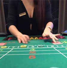 711jl slot game reels displayed on a mobile browser screen